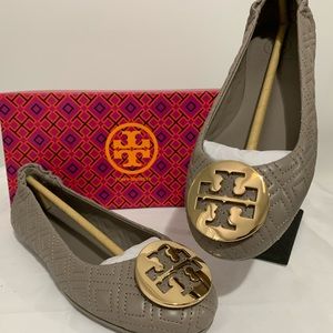 NIB TORY BURCH Quilted Minnie Travel in NEUTRAL Dust Storm/Gold (Sz 6)!!